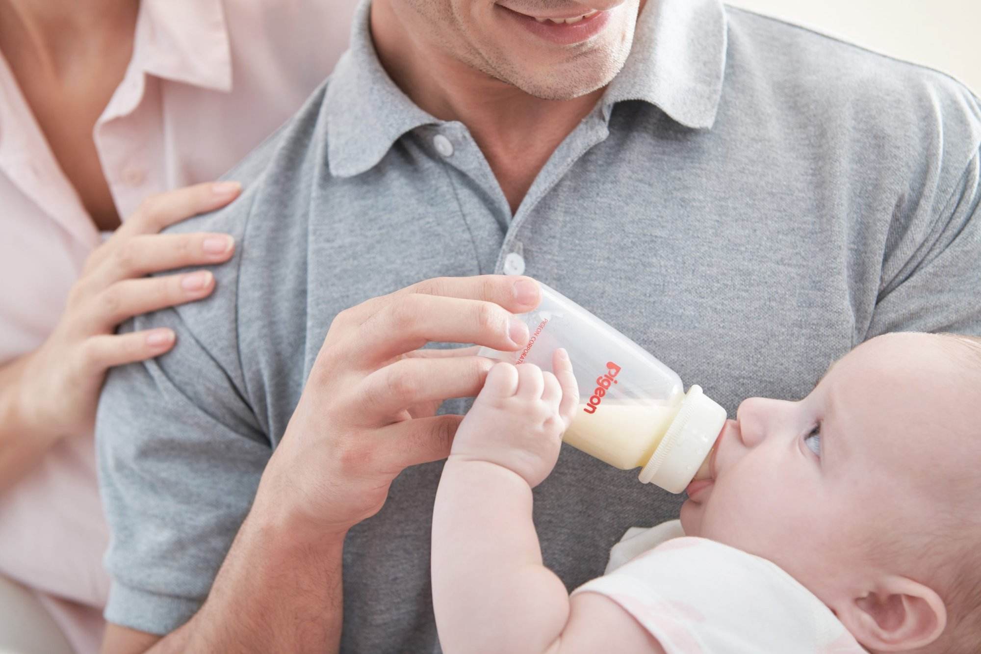 26683_flexible-bottle-kpp_close-up-dad-feeding-baby-scaled-2