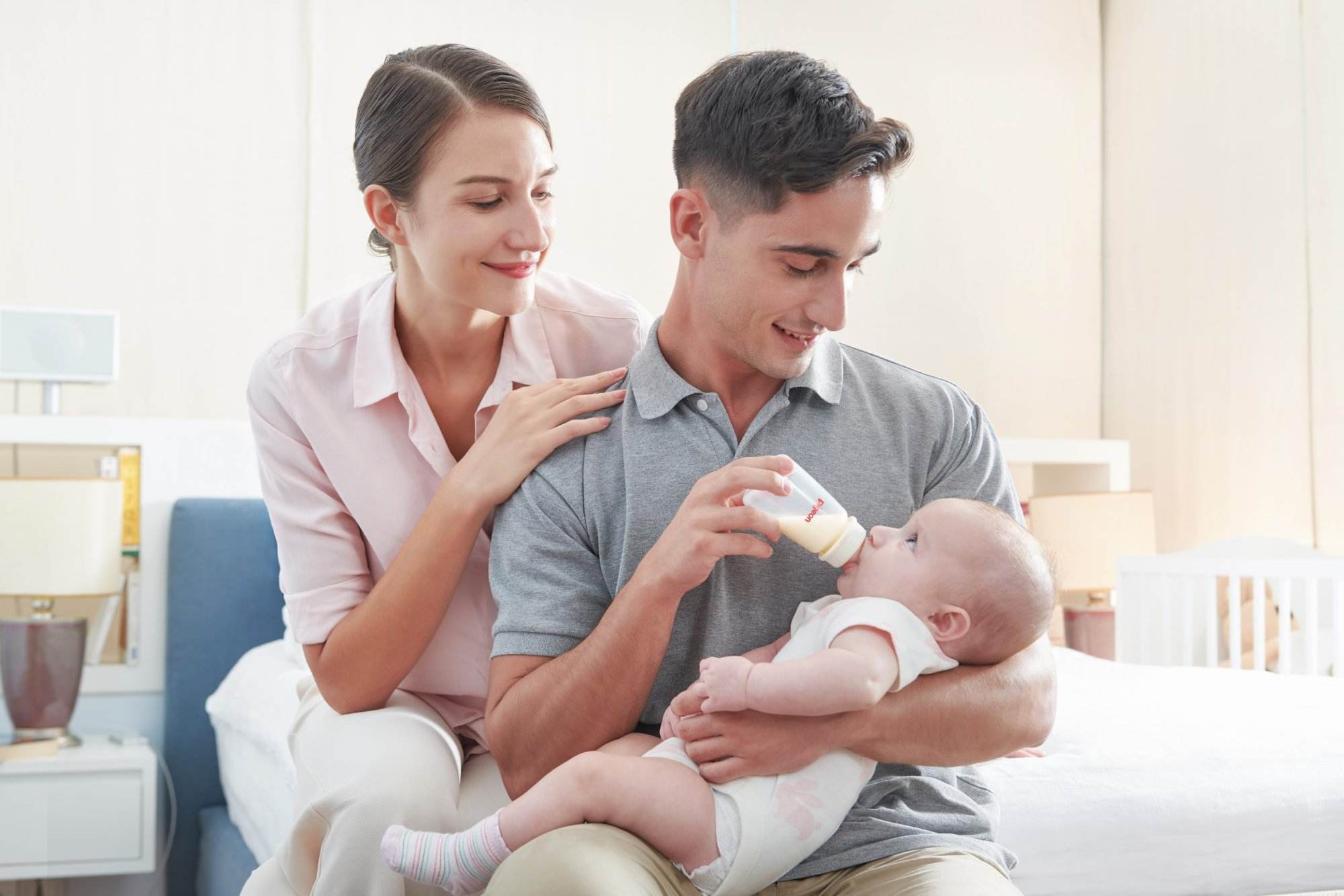 26683_flexible-bottle-kpp_dad-feeding-baby-scaled-2