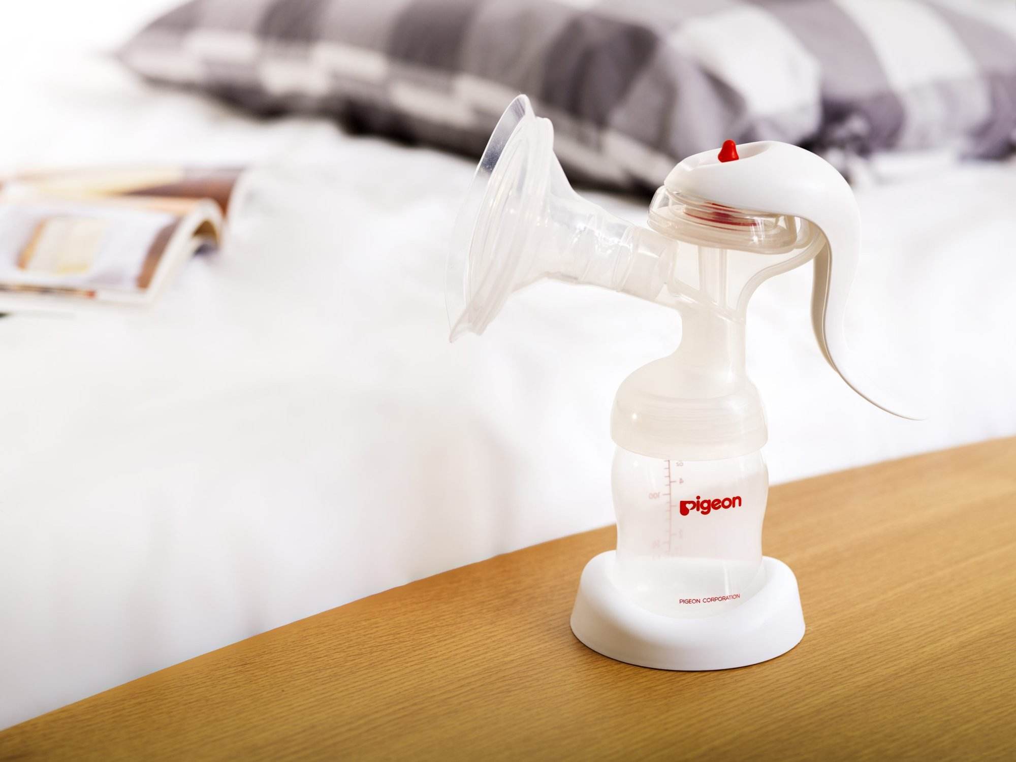 manual-breast-pump-by-the-bed-1-scaled-1